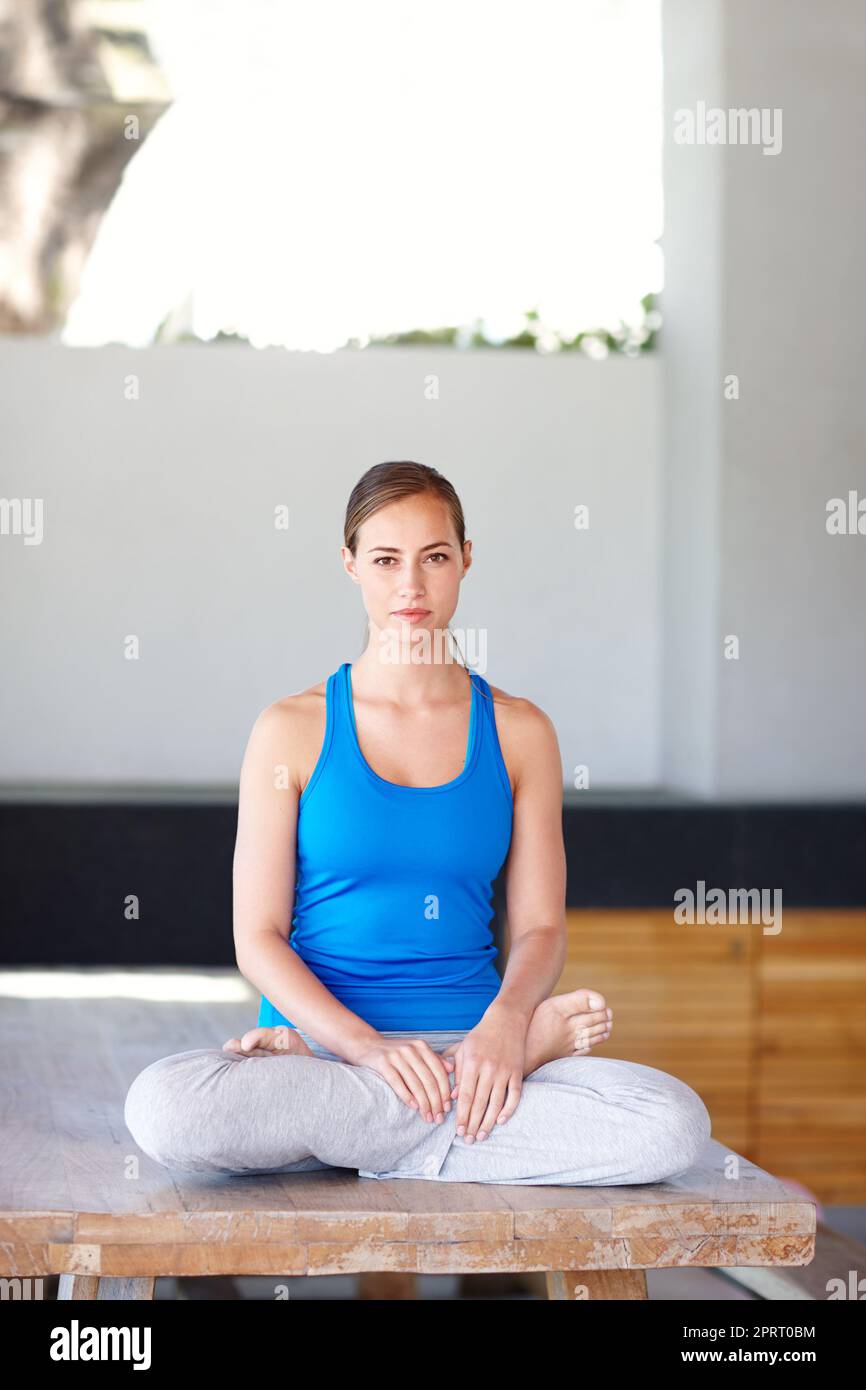 Tiefe Atmata werden Sie durch einen stressigen Tag zu bekommen. Eine junge Frau, die einen entspannenden Yogakurs genießt. Stockfoto