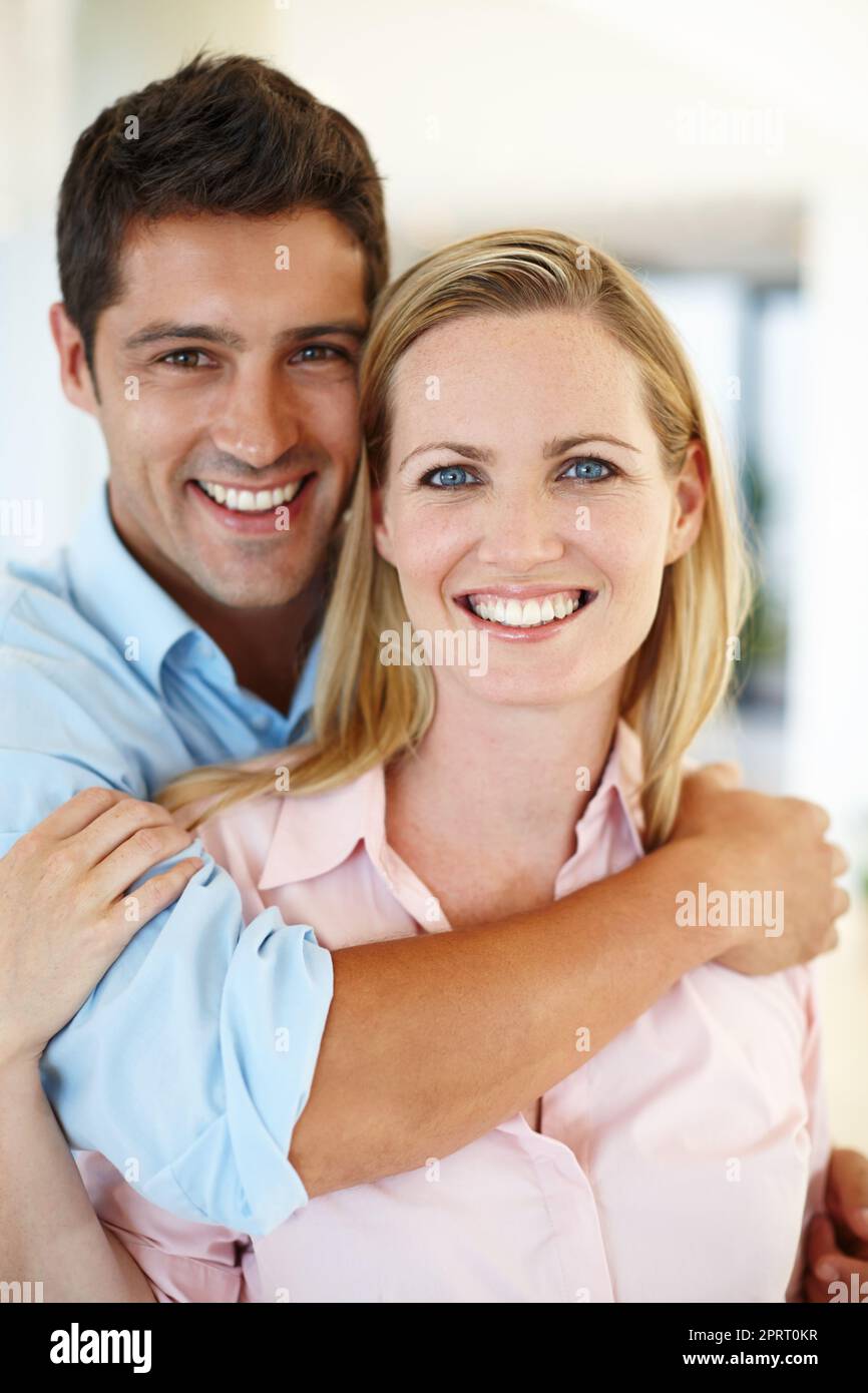 Hält sie fest und lässt sie nie los. Romantische Aufnahme eines Paares, das sich innig umarmt. Stockfoto