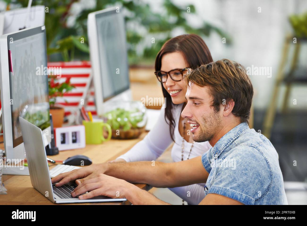 Treffen kreativer Köpfe. Ein junger Designer bei der Arbeit in einem Büro. Stockfoto