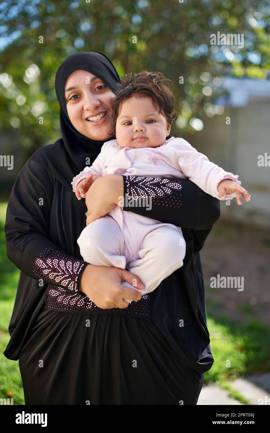 Eine muslimische Mutter und ihr kleines Mädchen. Stockfoto