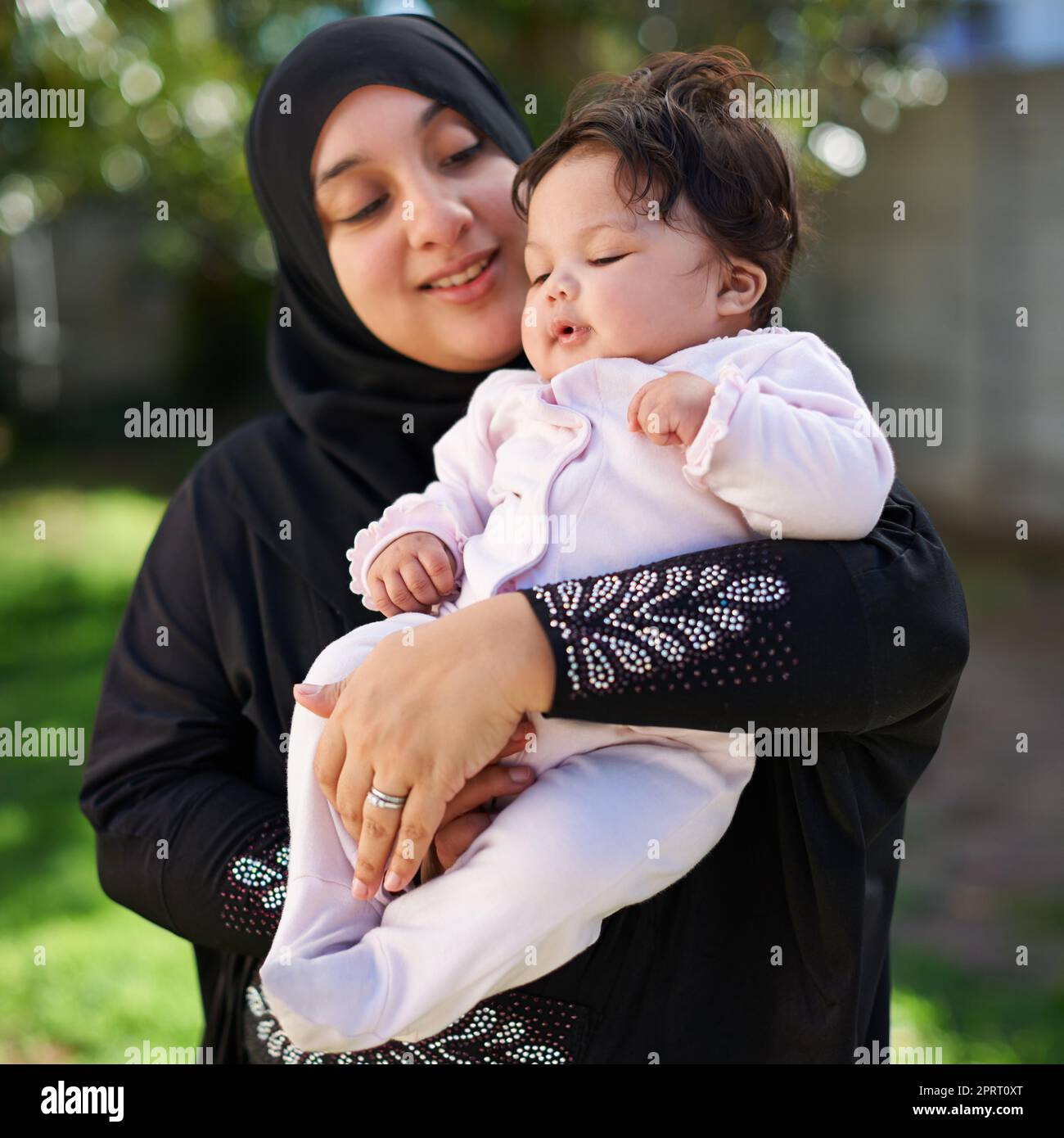 Meine Babyliebe. Eine muslimische Mutter und ihr kleines Mädchen. Stockfoto