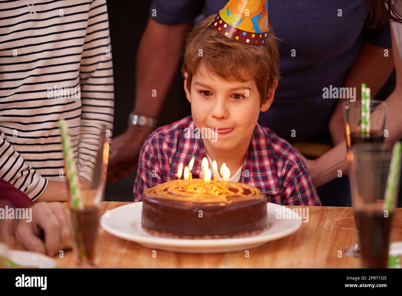 Hat jemand gesagt Kuchen. Ein kleiner Junge immer bereit, die Kerzen auf seinem Geburtstagstorte blasen. Stockfoto