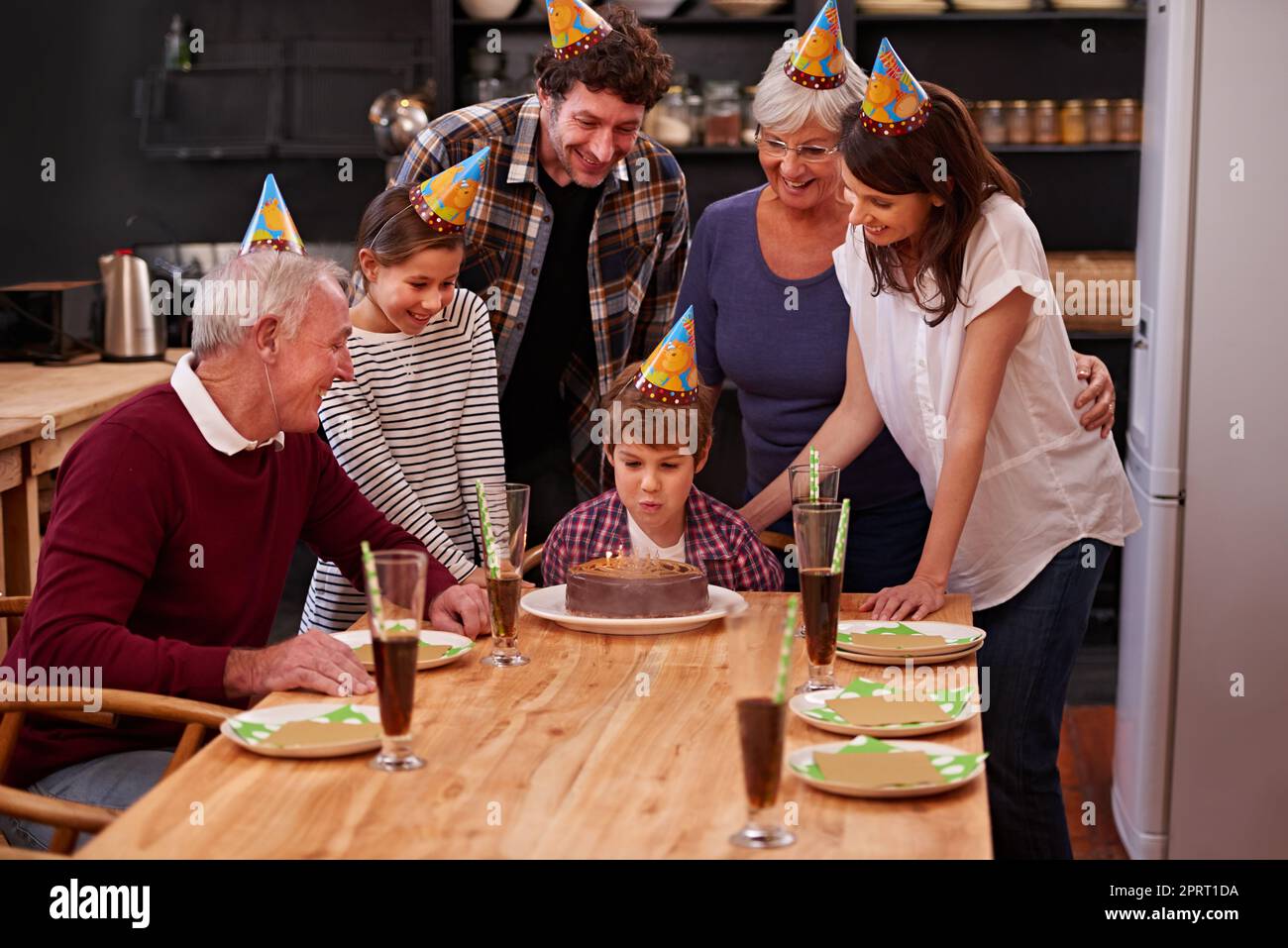Mögen alle Ihre Geburtstagswünsche wahr werden. Ein glücklicher kleiner Junge feiert seinen Geburtstag mit seiner Familie. Stockfoto