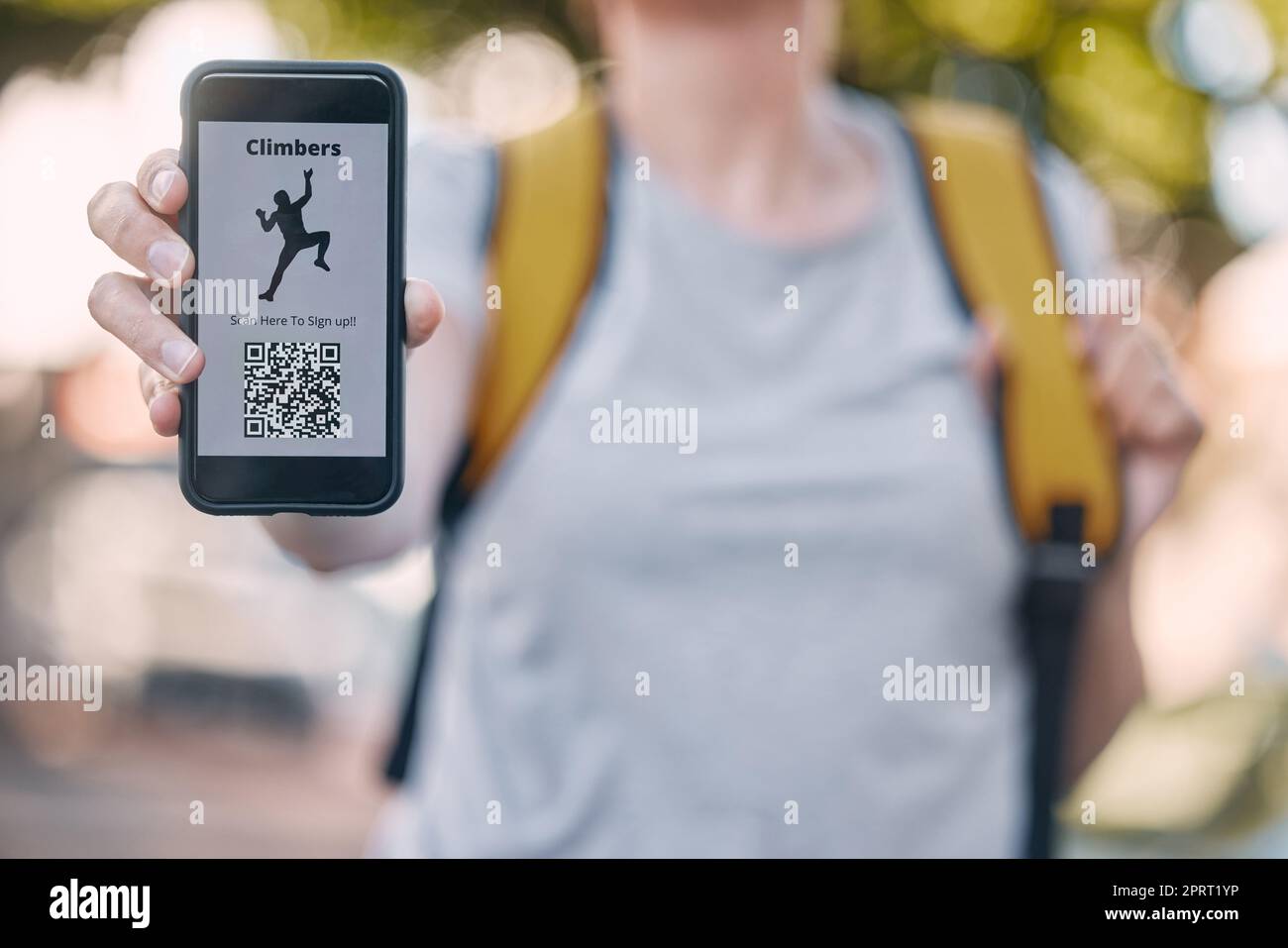 Person mit Telefon und Rock-Climbing-App auf einem qr-Code-Scan auf dem Bildschirm, Logo oder Symbol für Software-Download verfügbar. Extreme-Sport-Anwendung auf einem mobilen Smartphone für Kletterer, um einer Gruppe oder einem Team beizutreten Stockfoto