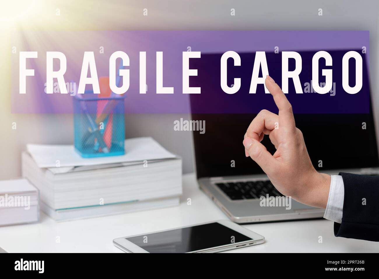 Handschriftschild Fragile Cargo. Wort für zerbrechlichen Griff mit Care Bubble Wrap Glas Gefahrgut Stockfoto