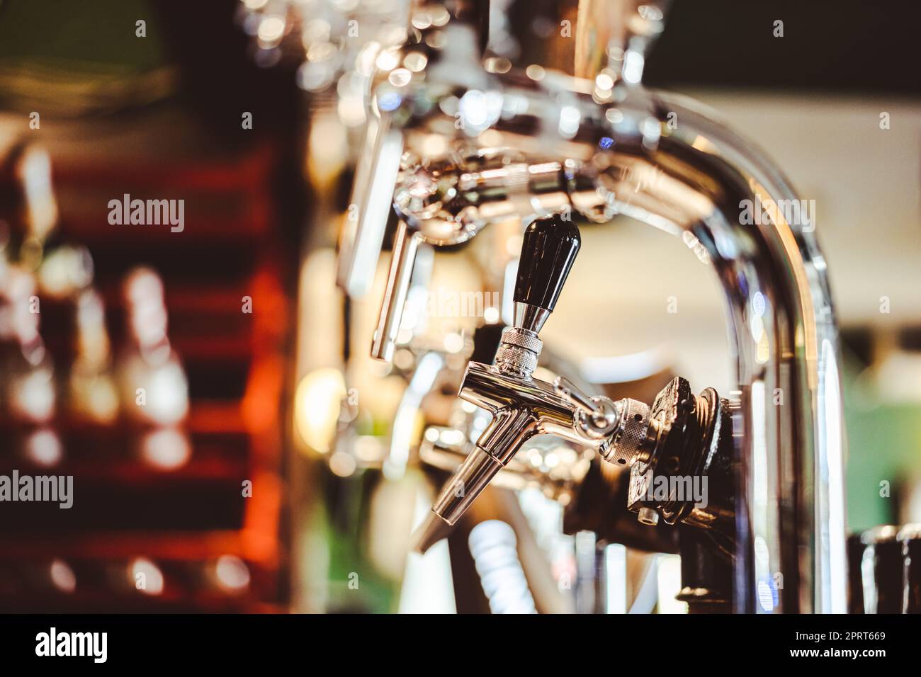 Nahaufnahme eines Bierzapfes in einer Bar. Stockfoto