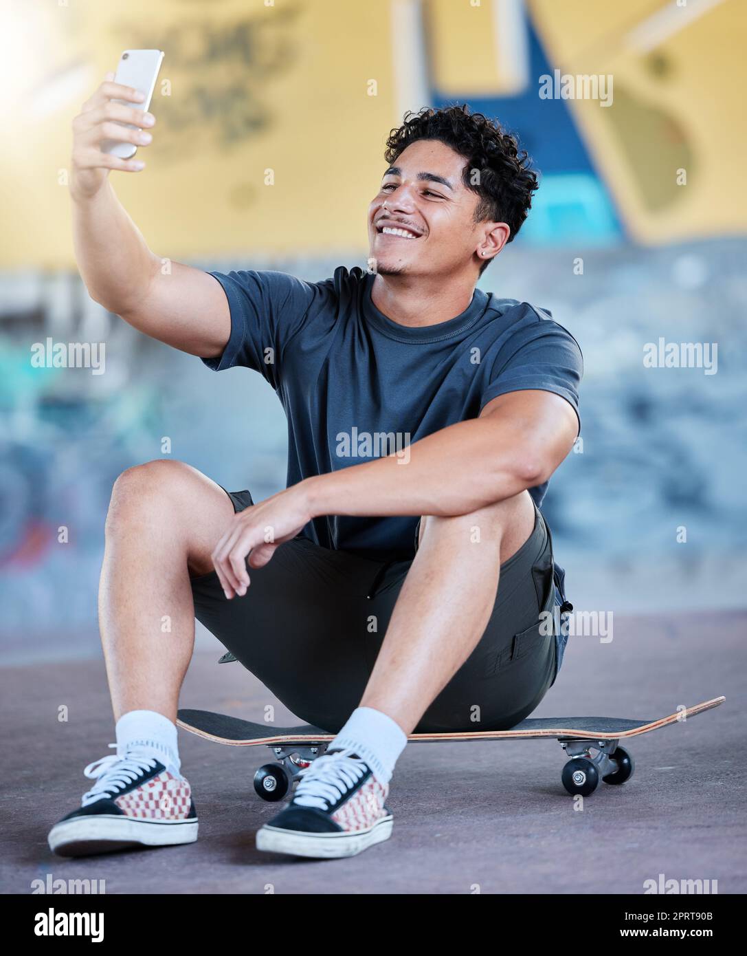 Skateboard, Selfie und Männer im Freien in einem urbanen Skatepark für Sport, Training und Spaß, während Sie ein Profilbild für soziale Medien aufnehmen. Gen z, skati Stockfoto
