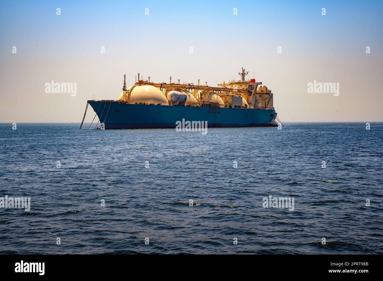 Großer LNG-Tanker auf See in der Nähe von Dakar, Senegal, Afrika Stockfoto