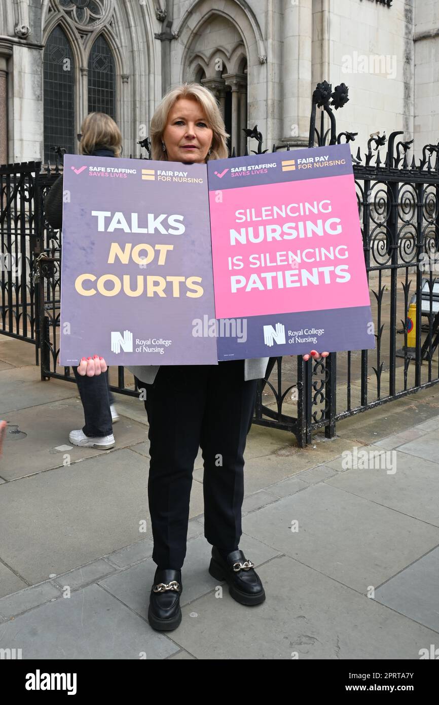 Royal Courts of Justice, London, Vereinigtes Königreich. 27. April 2023. Pat Cullen nimmt an der RCN Teil, und die Unterstützer der Demonstration gegen Minister bewerben sich beim High Court, um einen Teil des Streiks der Krankenschwestern in England vor den Royal Courts of Justice in London zu stoppen. Kredit: Siehe Li/Picture Capital/Alamy Live News Stockfoto