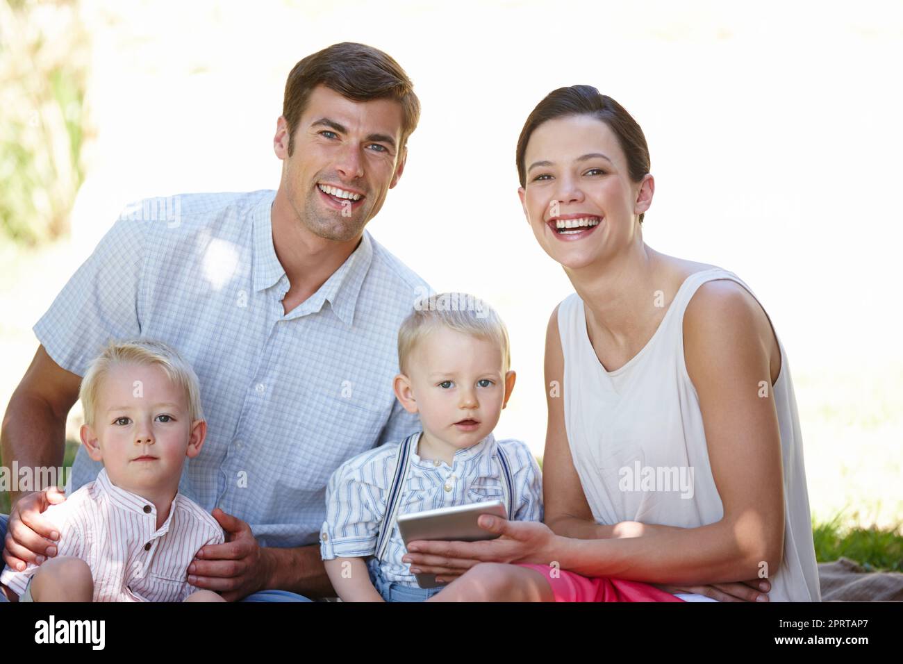 Status wird aktualisiert... Familienzeit. Eine glückliche Familie verbringt Zeit zusammen im Freien. Stockfoto