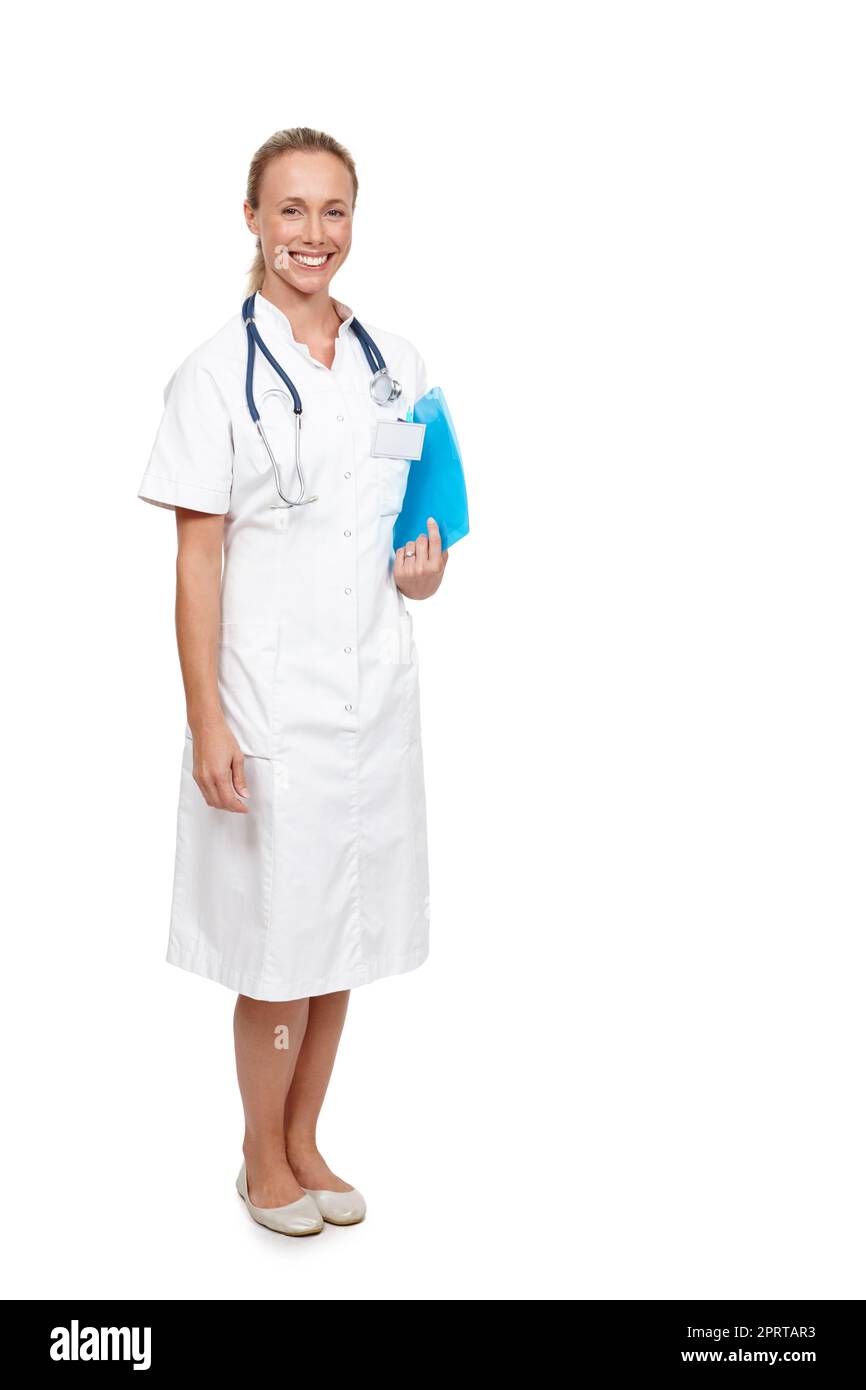 Bereit, den Kranken zu helfen. Studioaufnahme einer jungen Krankenschwester, die einen blauen Ordner in der Hand hält. Stockfoto