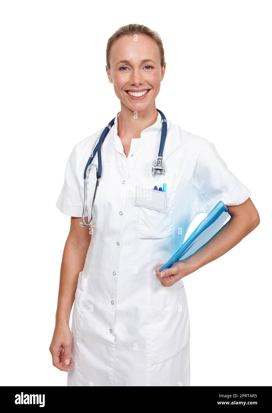 Sie hat eine großartige Art am Bett. Studioaufnahme einer jungen Krankenschwester, die einen blauen Ordner in der Hand hält. Stockfoto