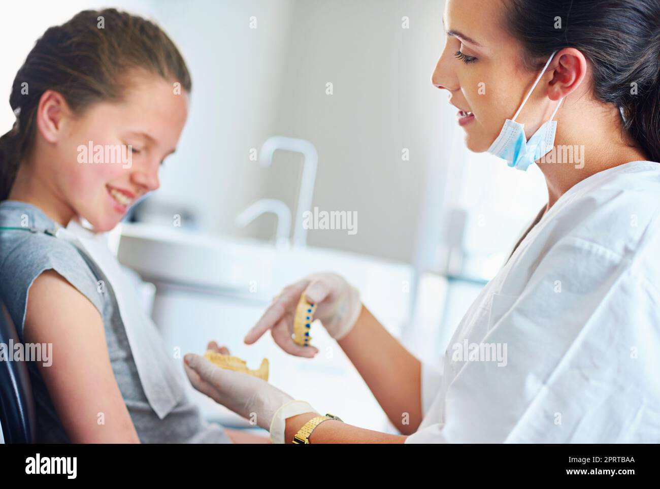 Mundhygiene kann nie zu früh unterrichtet werden. Eine Zahnärztin und ein Kind in einer Zahnarztpraxis. Stockfoto