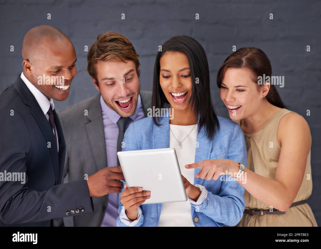Analyse der Quartalszahlen. Eine Gruppe von Geschäftsleuten, die über ein digitales Tablet arbeiten. Stockfoto