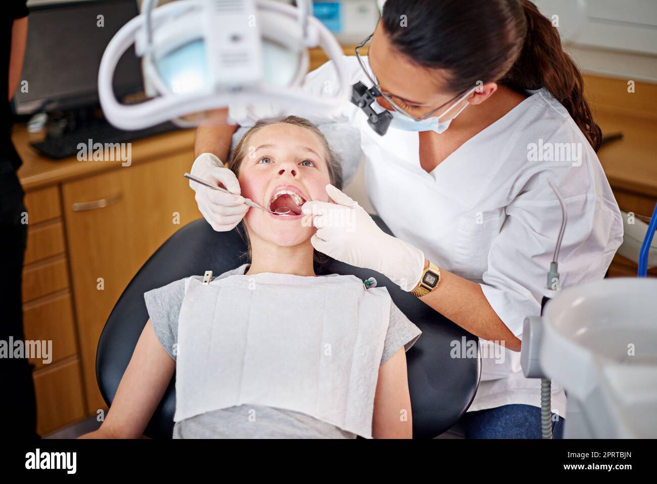Eine Zahnärztin und ein Kind in einer Zahnarztpraxis. Stockfoto