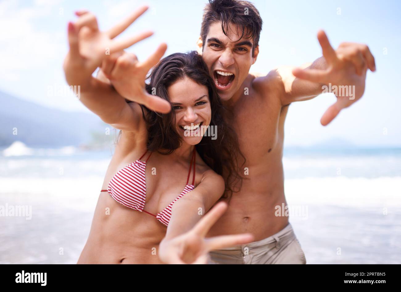Ein junges Paar, das einen Strandurlaub genießt. Stockfoto
