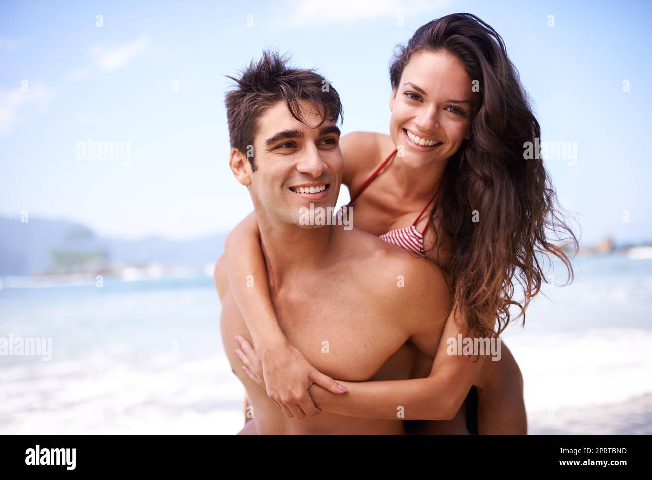 Hes my everything. Ein junges Paar, das einen Strandurlaub genießt. Stockfoto