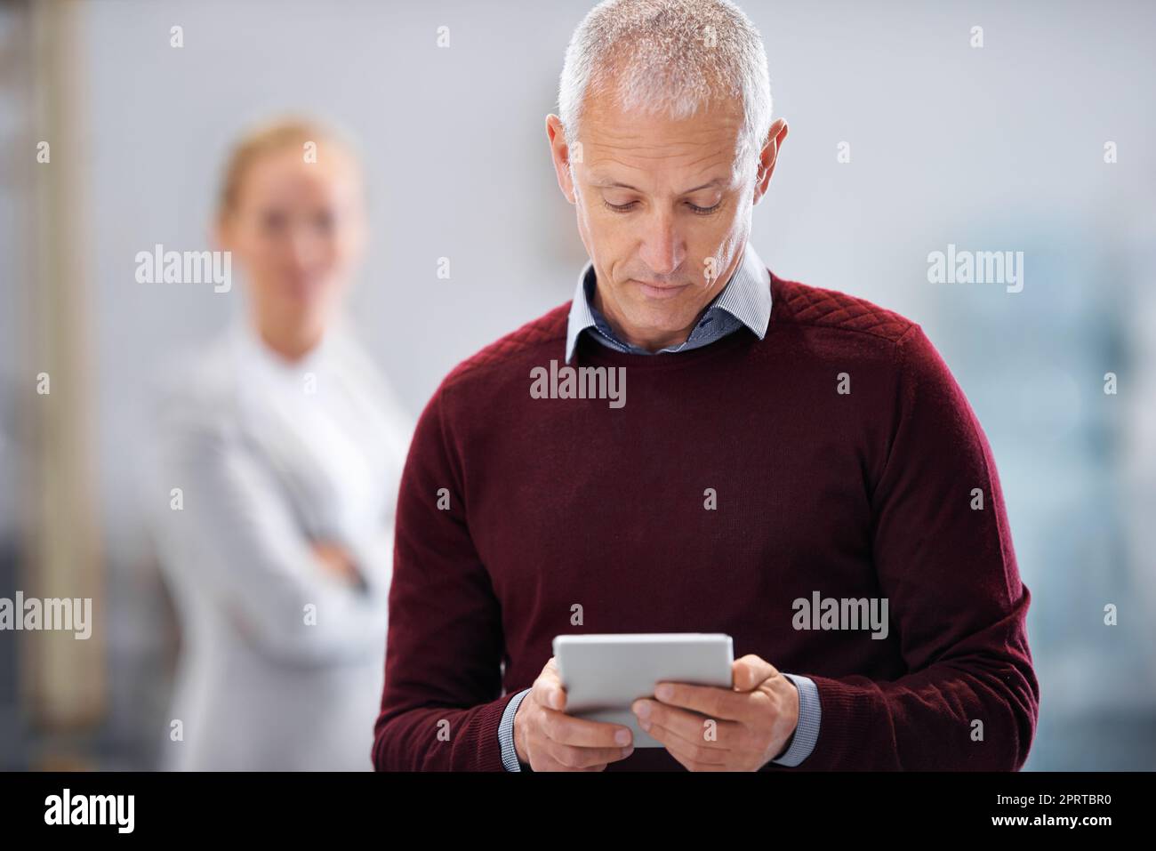 Ein männlicher Fabrikleiter, der während einer Inspektion ein digitales Tablet verwendet. Stockfoto