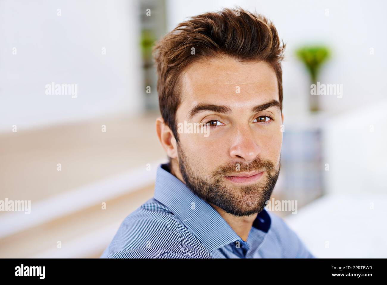 Ich habe es ernst mit einer sicheren Zukunft. Porträt eines Mannes in seinem Haus. Stockfoto