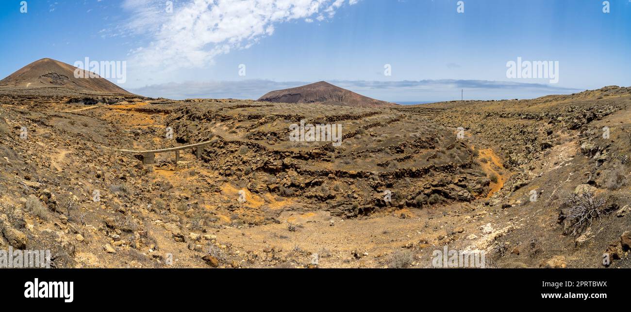 Typische Naturlandschaft von Lanzarote. Panoramablick. Ein Ort namens Stratificed City. Kanarische Inseln. Spanien. Stockfoto