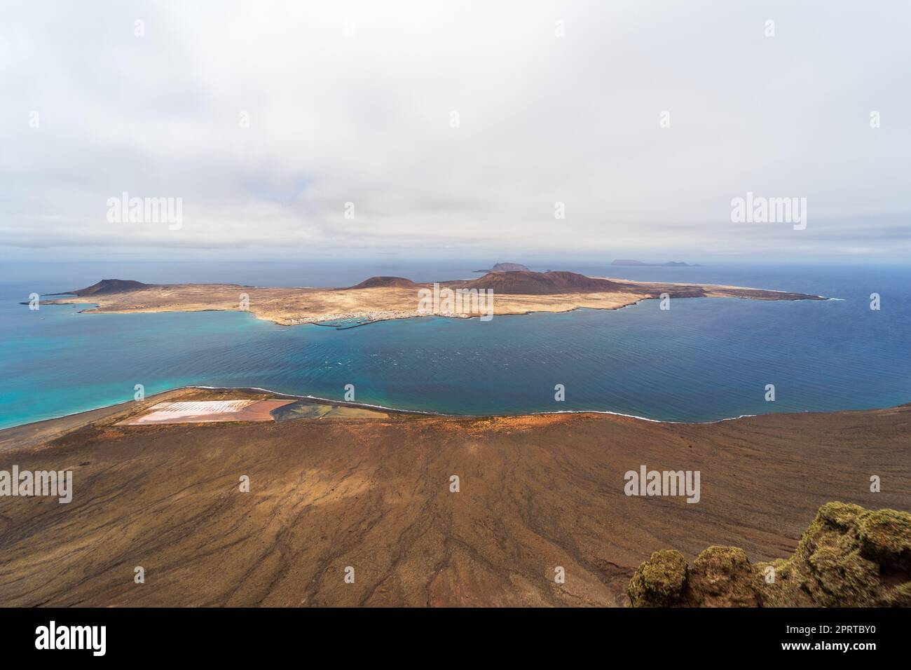 Blick auf die Insel La Graciosa vom Mirador Del Rio. Lanzarote. Kanarische Inseln. Spanien. Stockfoto