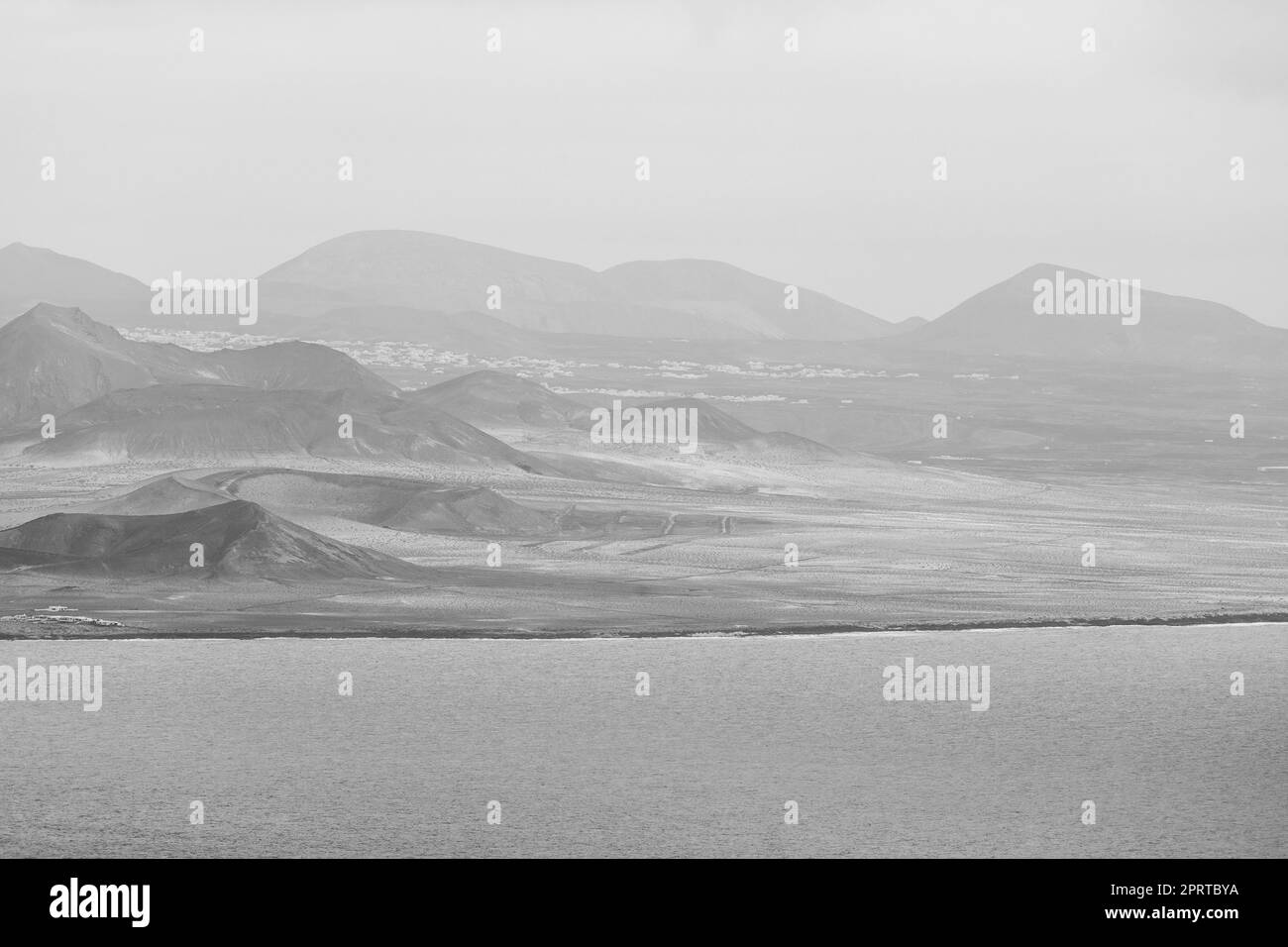 Typische Naturlandschaft der Insel. Schwarz und Weiß. Blick vom Mirador de Guinate. Lanzarote. Kanarische Inseln. Spanien. Stockfoto