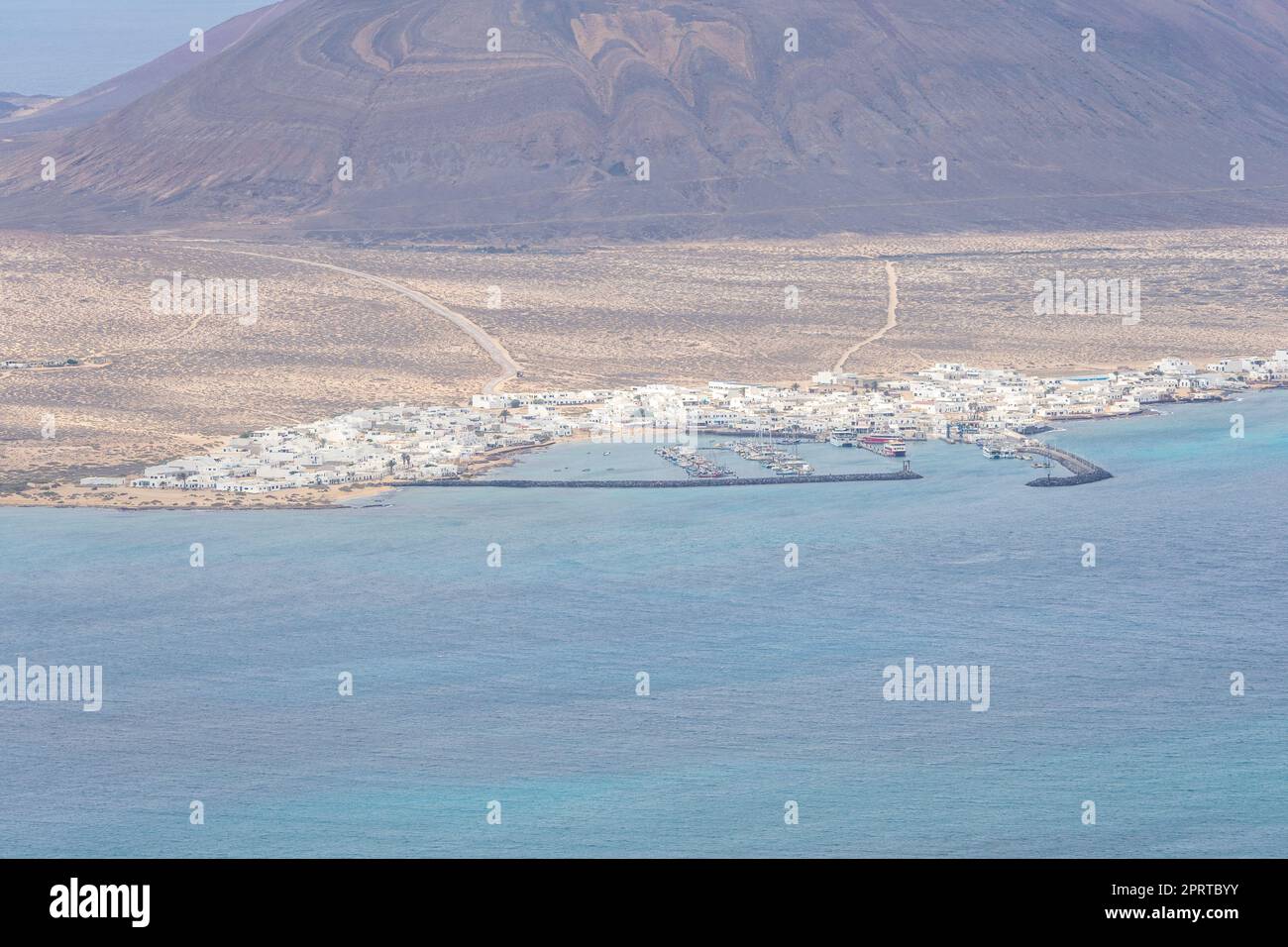 Hafen von Caleta de Sebo (Hauptsiedlung und Hauptstadt der Insel) auf der Insel La Graciosa ab Mirador de Guinate. Lanzarote. Kanarische Inseln. Spanien. Stockfoto