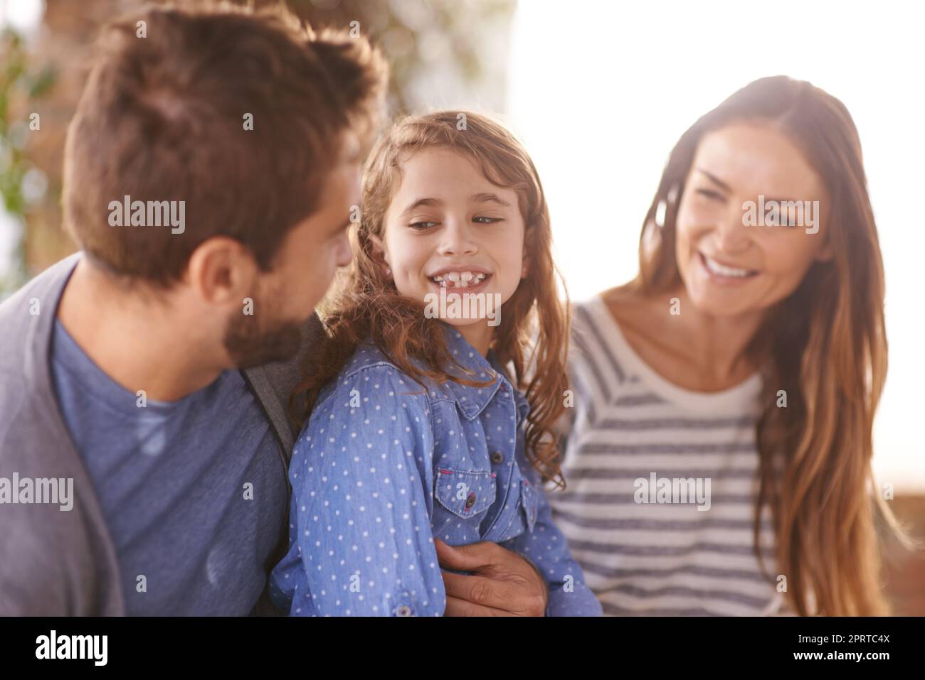 Kostbare Zeit mit der Familie. Eine glückliche Familie sitzt draußen zusammen. Stockfoto