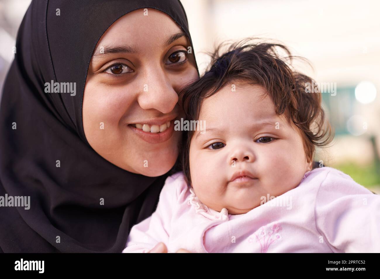 Mütter kleine Liebe. Eine muslimische Mutter und ihr kleines Mädchen. Stockfoto