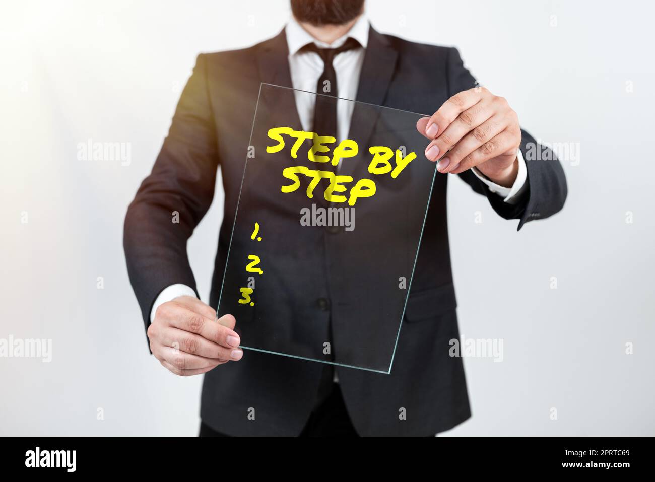 Konzeptionelle Darstellung Schritt für Schritt. Wort geschrieben über langsamen Fortschritt Weg zum Erfolg Richtung Entwicklungswachstum Stockfoto