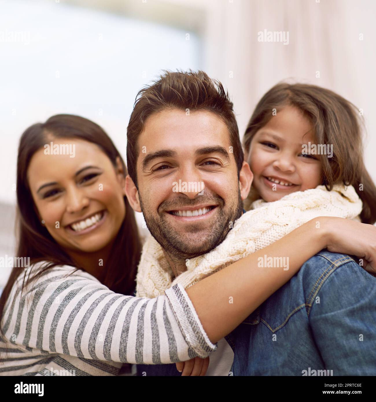 Die Wärme der Liebe. Porträt einer glücklichen Familie, die zu Hause viel Zeit miteinander verbringt. Stockfoto