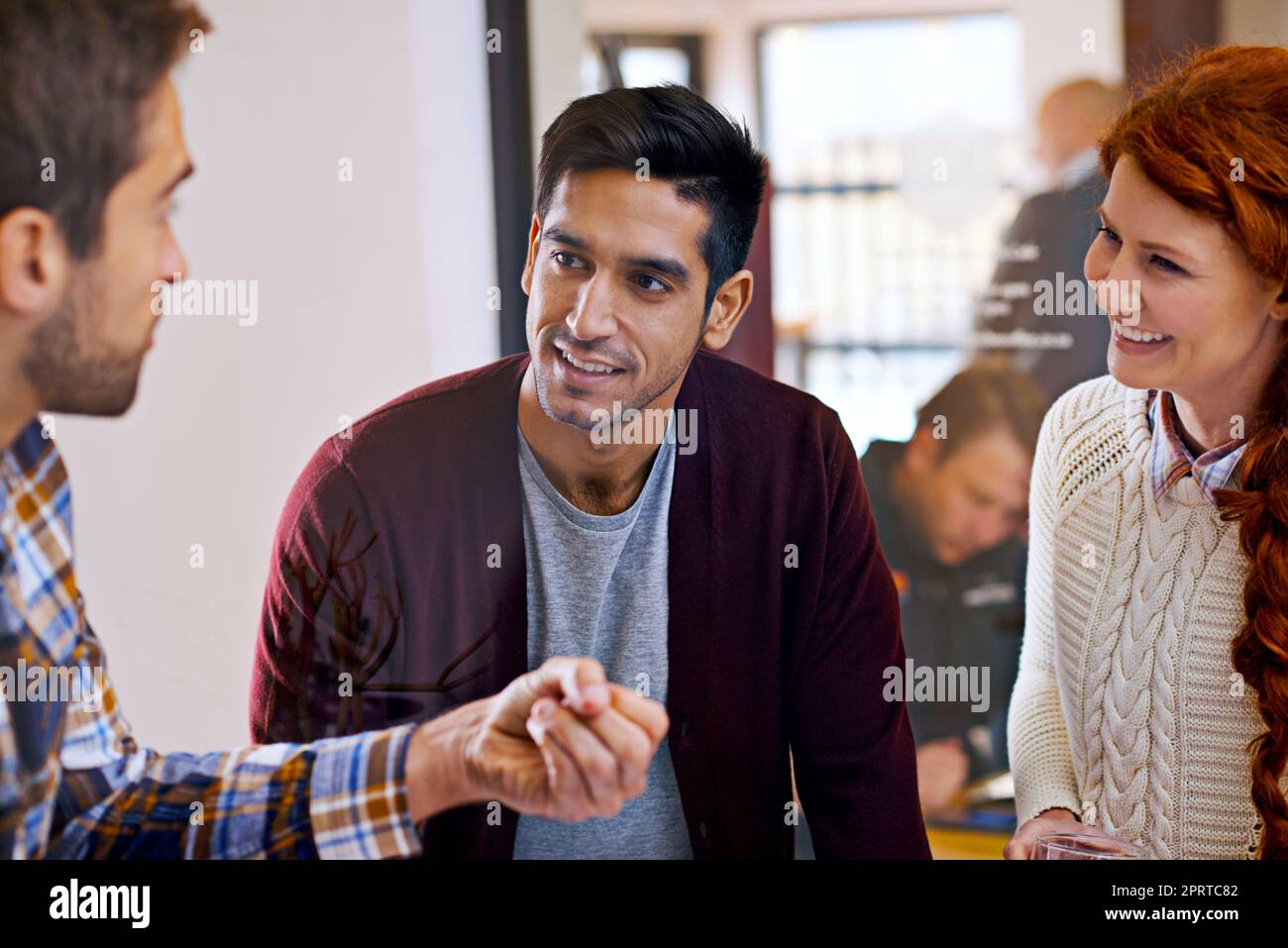 Arbeiten mit ihren Ideen. Ein Team junger Designer diskutiert ihre Arbeit. Stockfoto