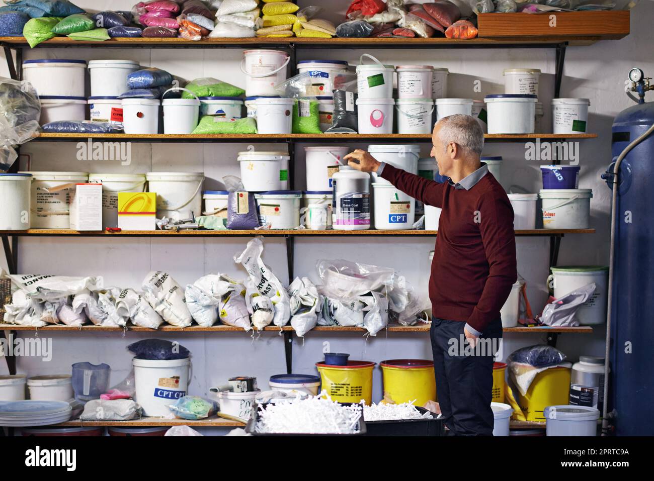 Weve hat alles, was man braucht, unter einem Dach. Ein Ladenbesitzer steht vor seiner Ware. Stockfoto