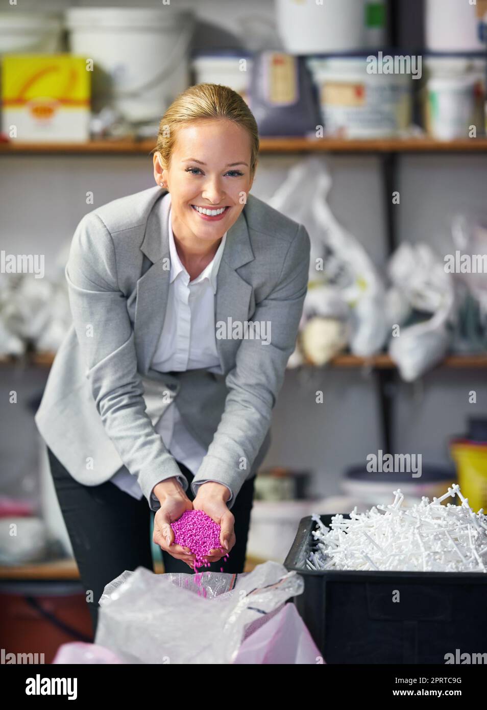 Perfekter Kunststoff. Eine Besitzerin einer Kunststofffabrik, die ihre Waren inspiziert. Stockfoto