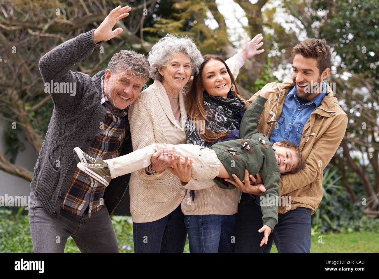 Familie über alles. Porträt einer glücklichen Familie mit mehreren Generationen, die Spaß im Freien hat. Stockfoto