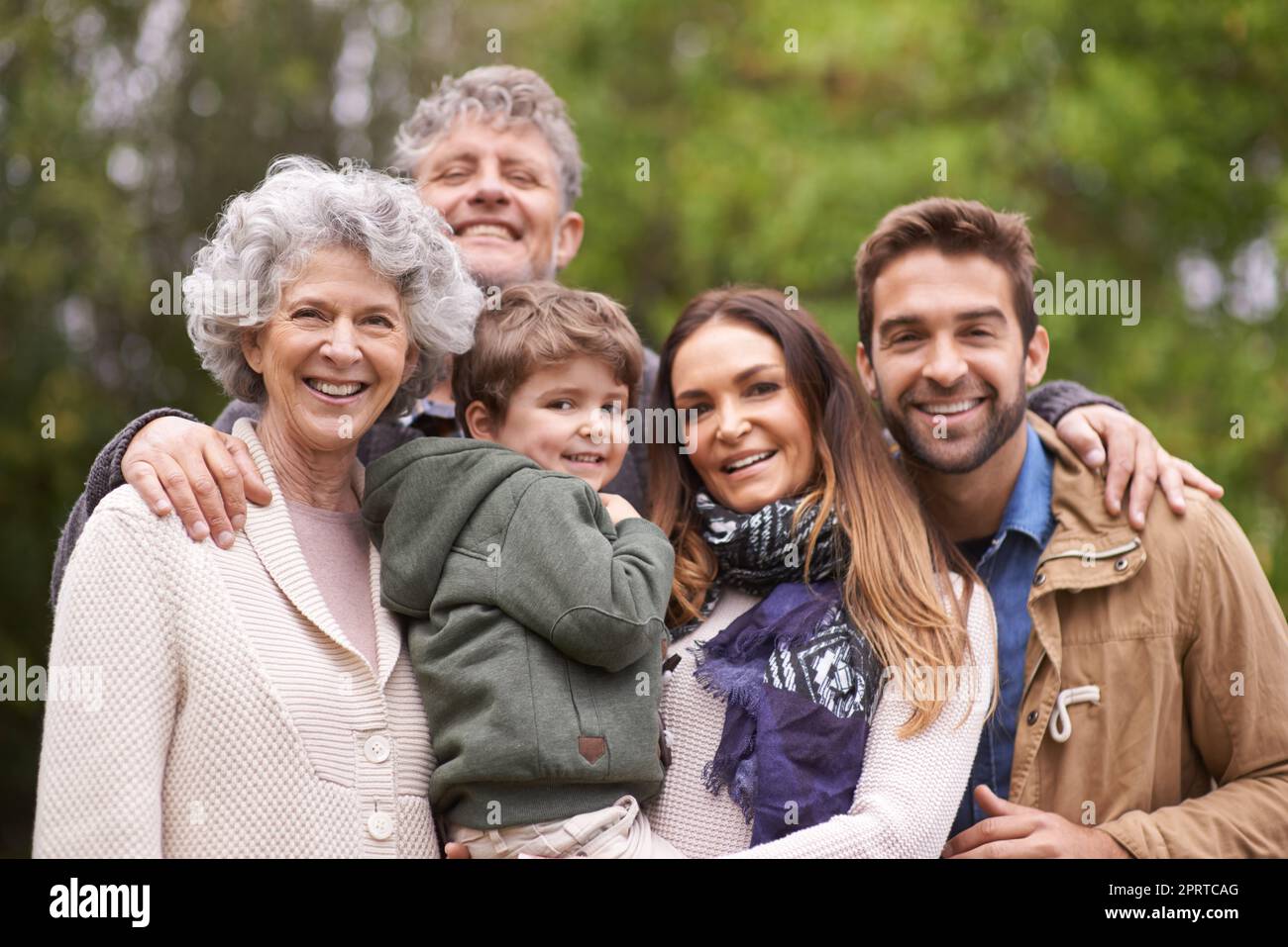 Familie ist der größte Segen des Lebens. Porträt einer glücklichen Familie aus mehreren Generationen, die im Freien steht. Stockfoto