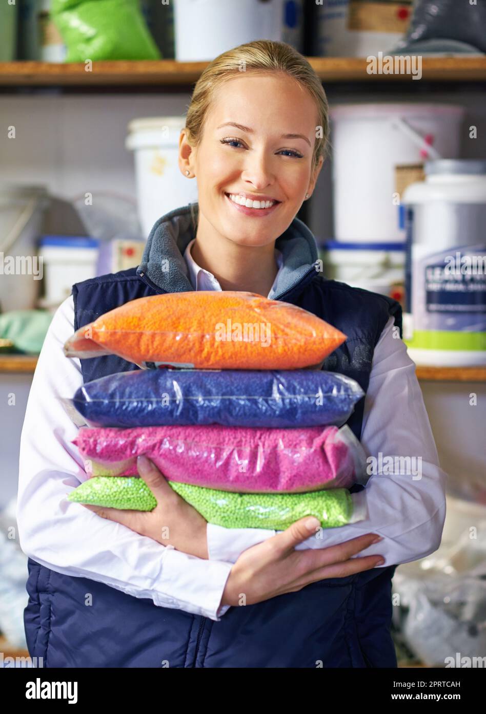 Ich habe Harz. Porträt einer Frau mit bunten Tüten aus Harz. Stockfoto