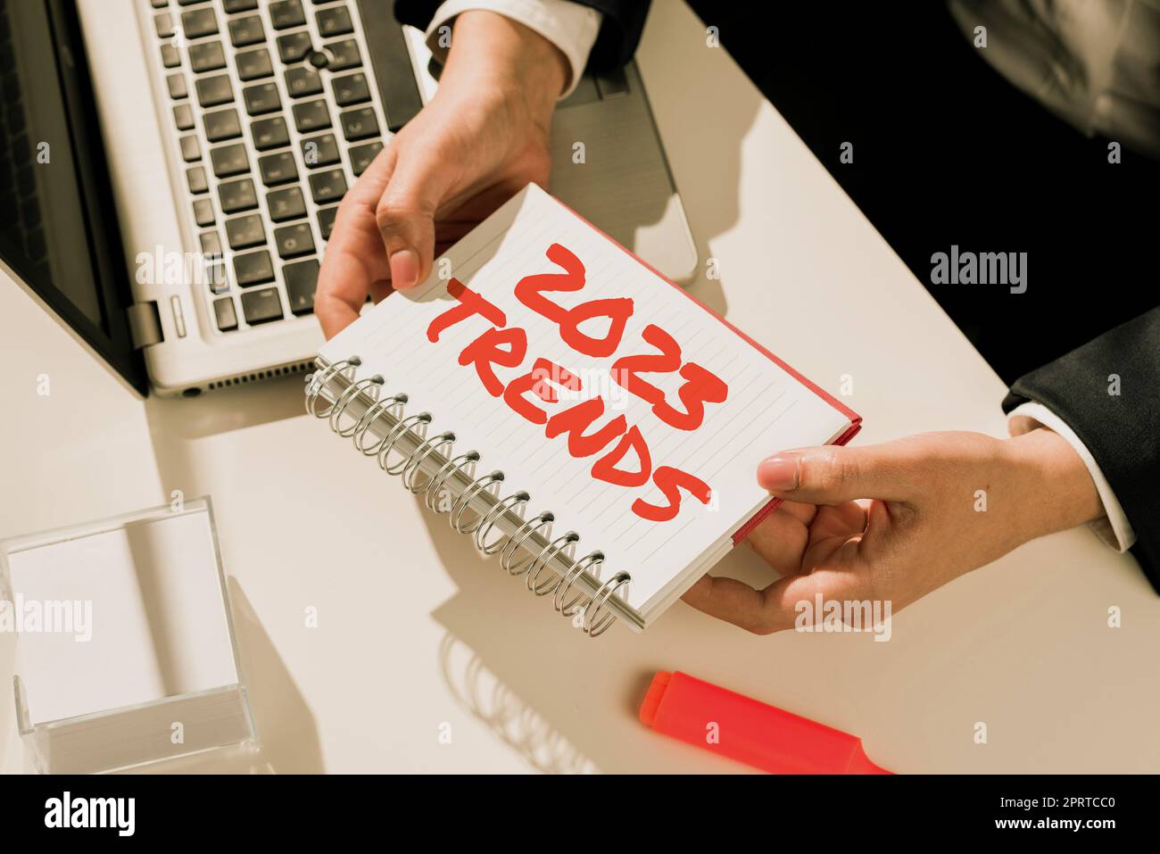 Handschrift Zeichen 2023 Trends. Konzeptionelle Foto Dinge, die für kurze Zeit im laufenden Jahr berühmt ist Stockfoto