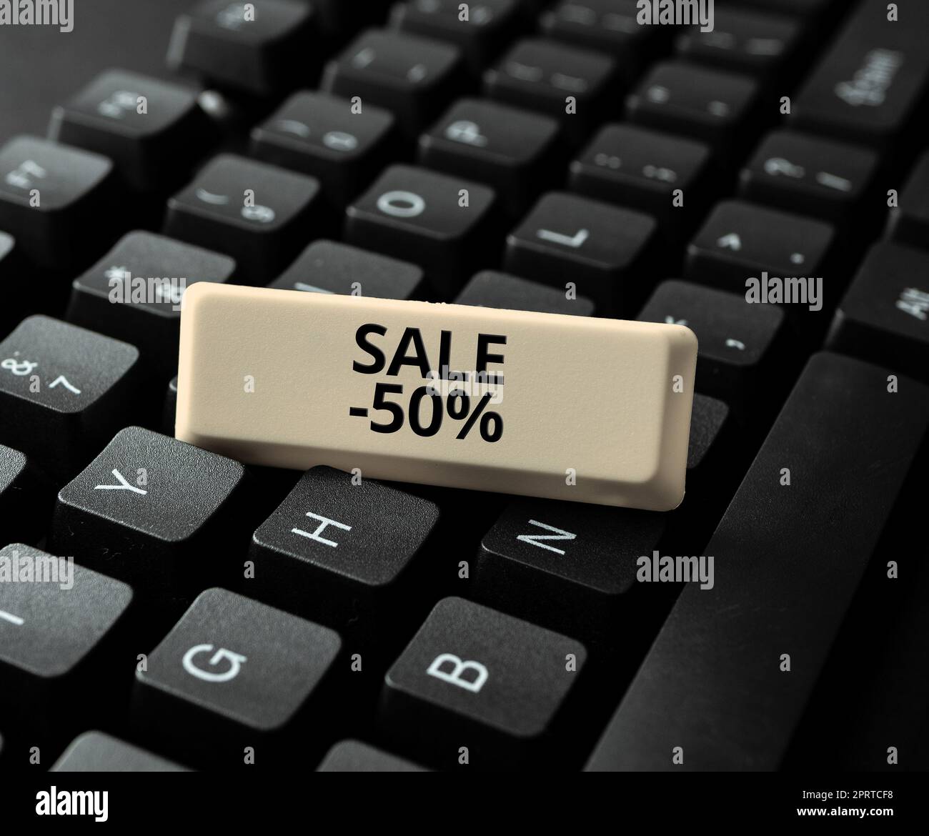 Hand schreiben Zeichen Verkauf 50. Wort für Einen Aktionspreis für einen Artikel mit 50 % Rabatt Stockfoto