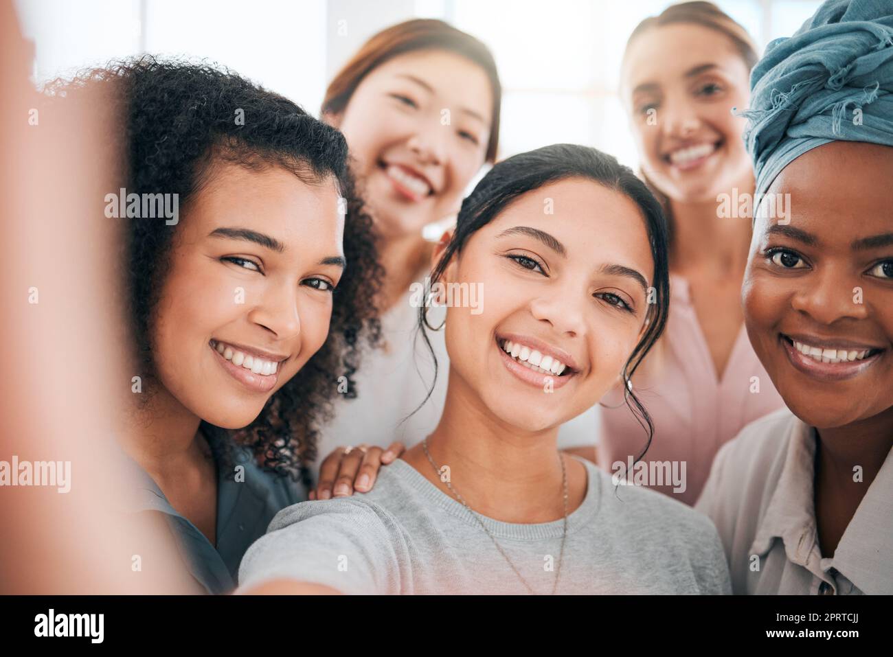 Diversität von Geschäftsfrauen in Selfie mit Lächeln für Erfolg, Motivation und Glück durch Teamarbeit für Social-Media-Inhalte des Unternehmens. Junge Personengruppe oder Influencer im Frauenbild Stockfoto