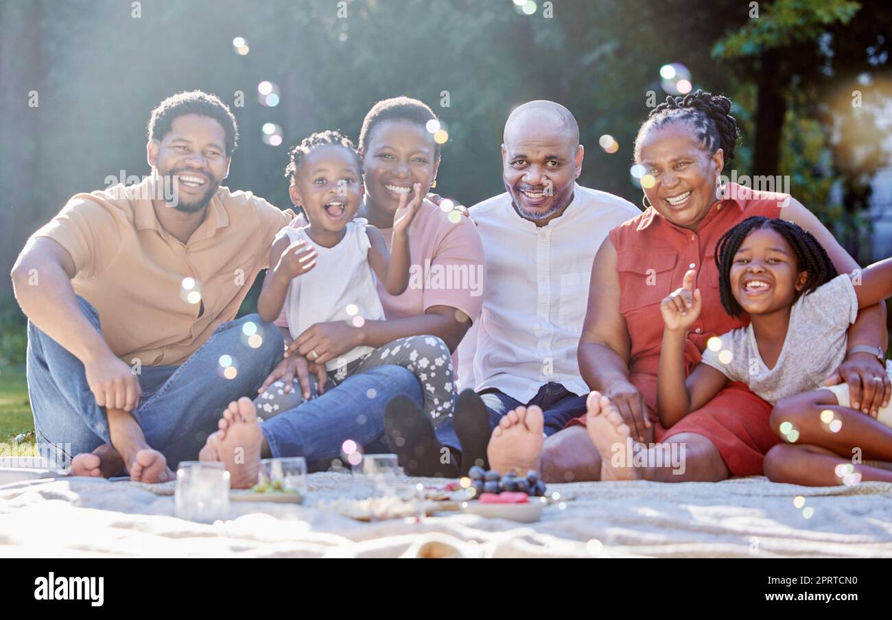 Porträt, glückliche schwarze Familie und Picknick im Sommer Glück und Blasen in der Natur Spaß und Zeit zum Binden. Fröhliche Afrikaner lächeln in Gruppengenerationen zusammen und entspannen sich in der Natur Stockfoto