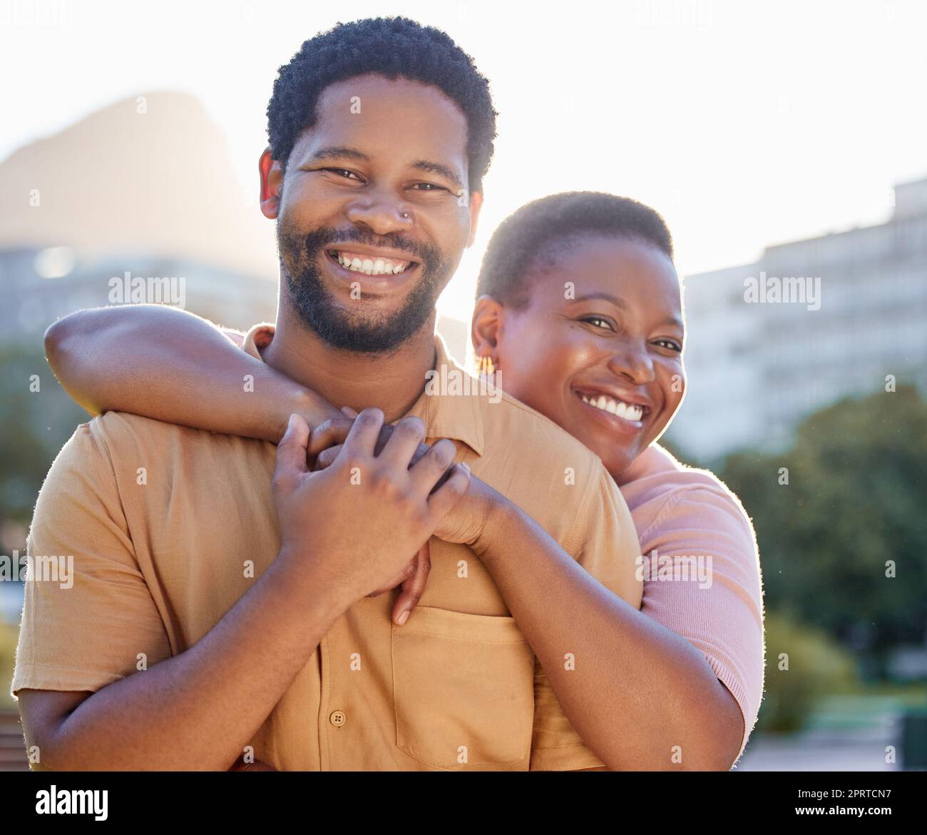 Porträt, glücklich und ein Paar lächelt mit Umarmung, während es in der Stadt zu einem Date im Sommer ist. afroamerikanischer Mann und Frau, die sich mit Freude, Liebe und Glück in einer gesunden Beziehung oder Ehe verbinden Stockfoto