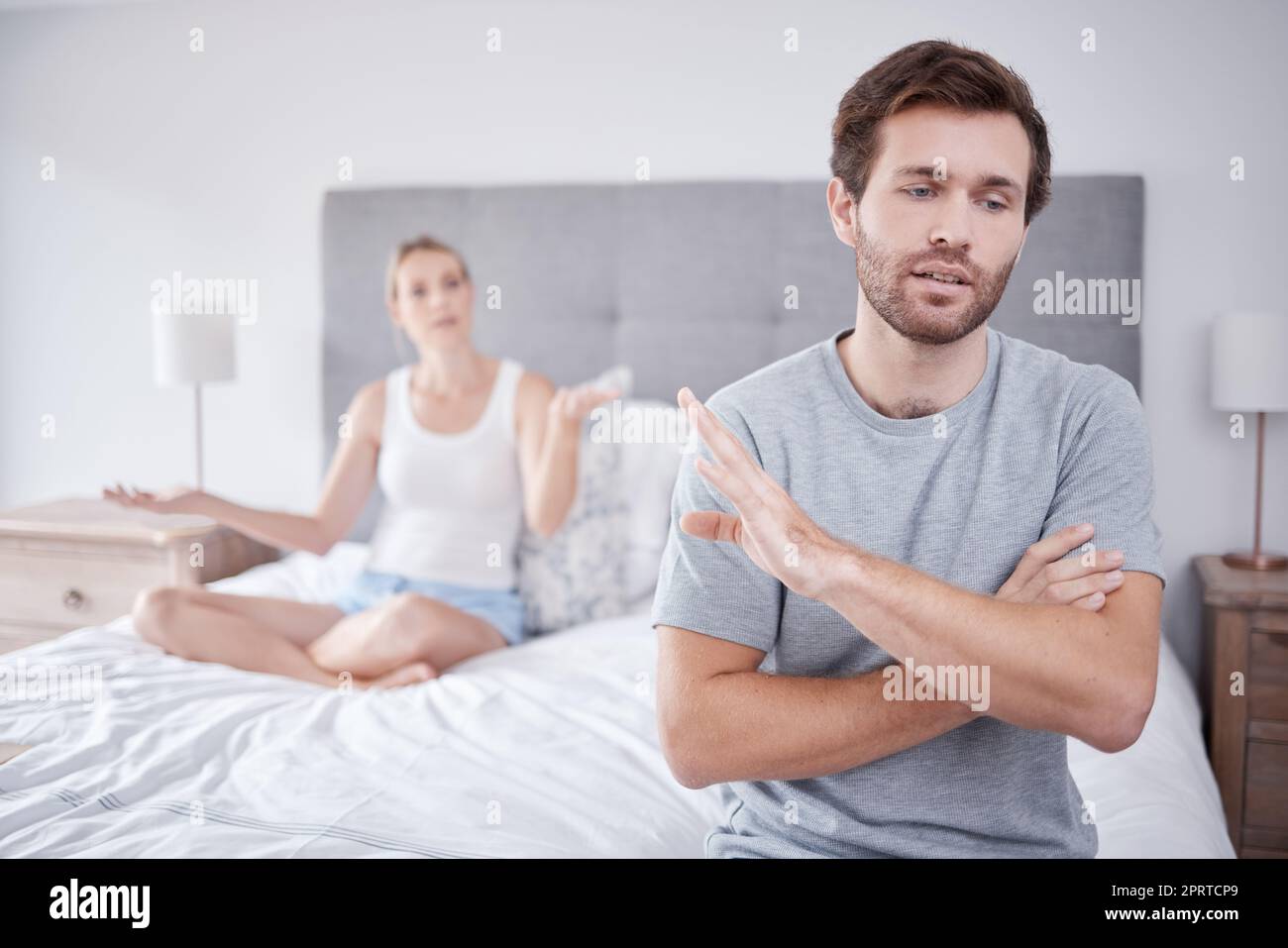 Paarkampf, traurige Scheidung und wütende Kommunikation im Schlafzimmer