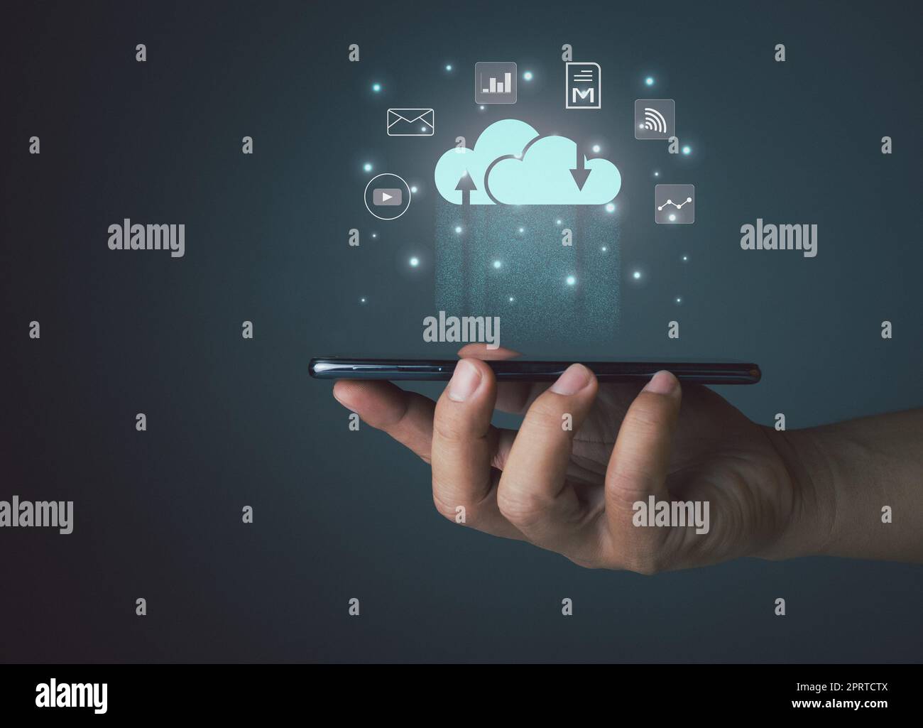 Cloud-Computing-Konzept, verbinden Kommunikationsgeräte Informationen und Technologie mit Cloud-Computing und Technologie-Symbol. Stockfoto