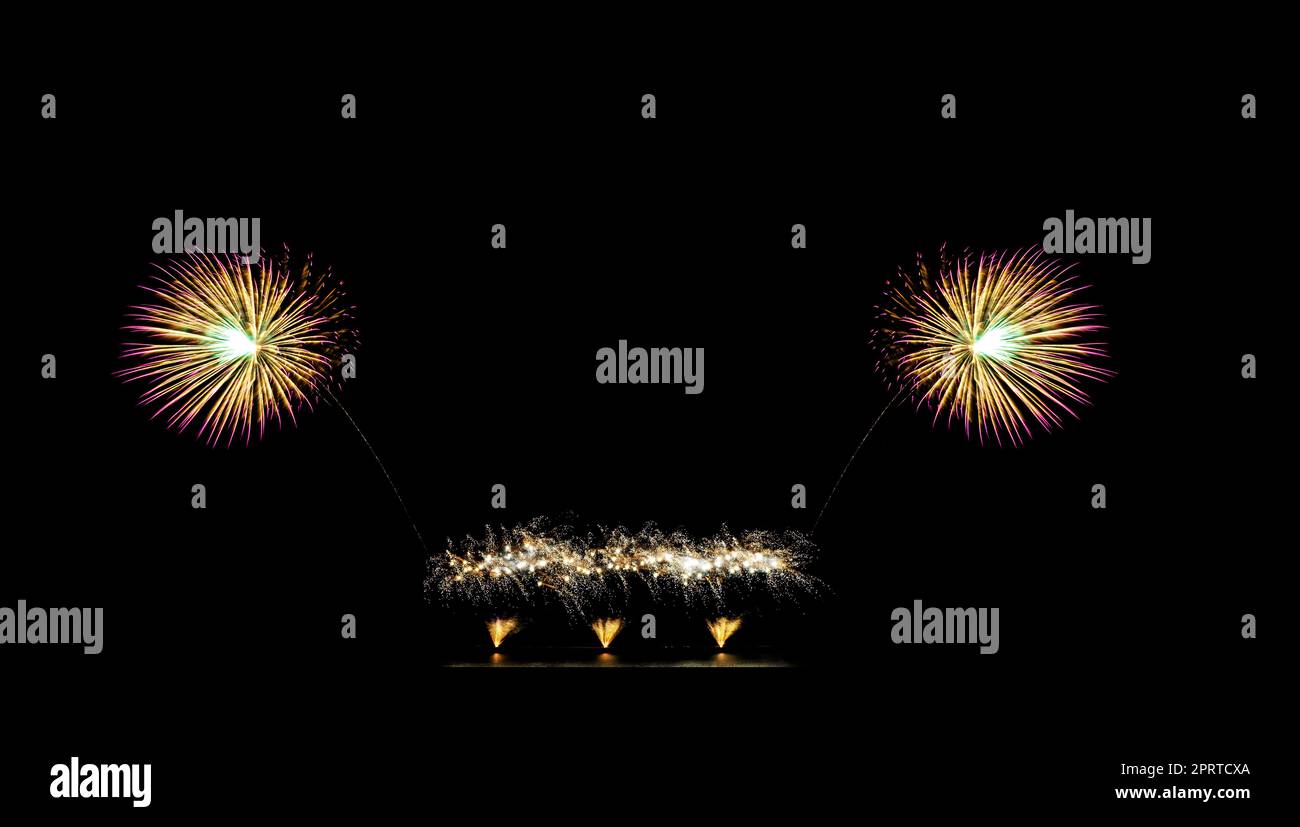 Wunderschönes Feuerwerk am schwarzen Himmel mit Platz zum Kopieren von Grußtexten. Das Fest- und Jubiläumskonzept Stockfoto
