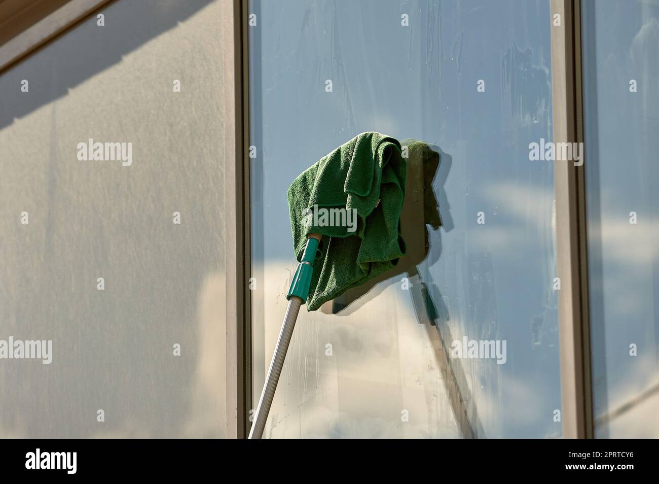 Fensterwäsche, Waschen eines Straßenladens Fenster Stockfoto