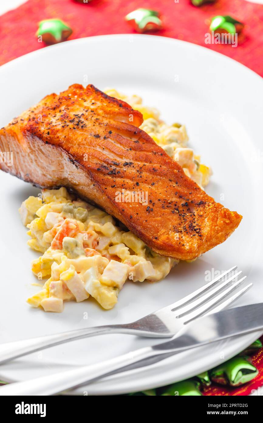 Traditionelle tschechische Weihnachten Kartoffelsalat mit Lachs Stockfoto