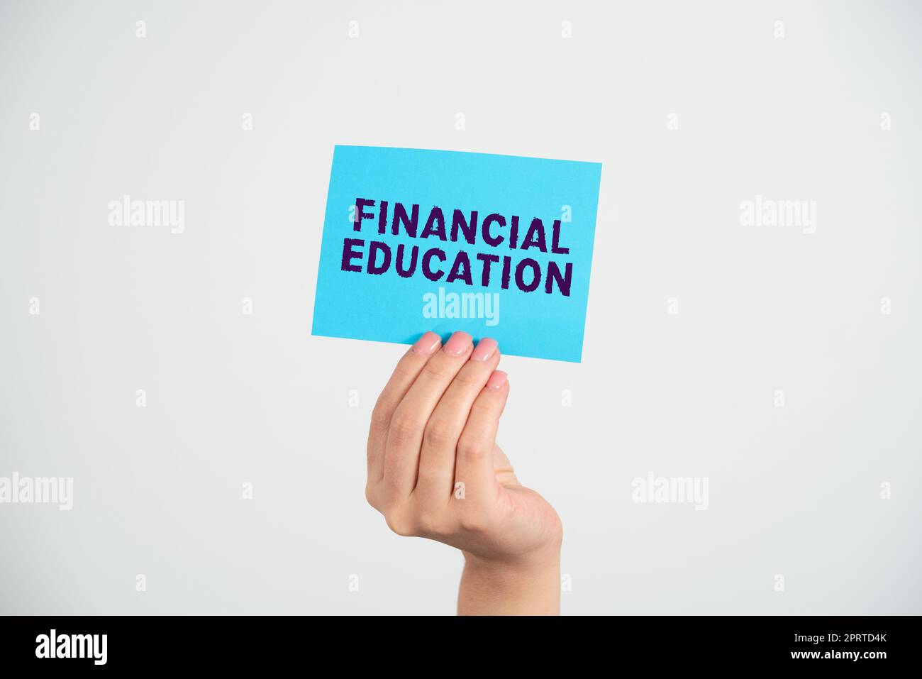 Schild mit der Anzeige „Financial Education“. Konzept, das das Verständnis von Währungsbereichen wie Finanzen und Investieren bedeutet Stockfoto