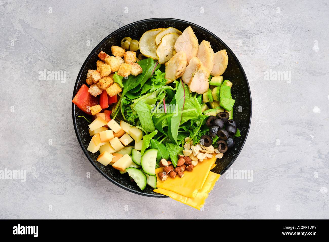 Blick von oben auf die Schüssel mit Salatmischung und verschiedenen Snacks Stockfoto