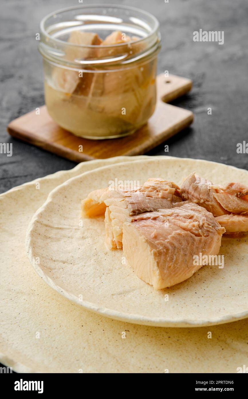 Nahaufnahme von Forellenkonserven auf einem Teller. Stockfoto